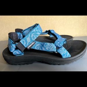 Teva Women’s Original Universal Sandals in blue. Size 9.